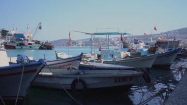 Beyaz yatlar gri beton rıhtımına demirlemiş mavi deniz koyuna
