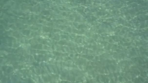 Tyrkysová mořská voda se slunečními odrazy a vlnami — Stock video