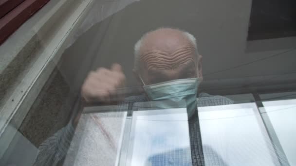 Gris chevelu vieil homme en masque jetable montre des gestes — Video