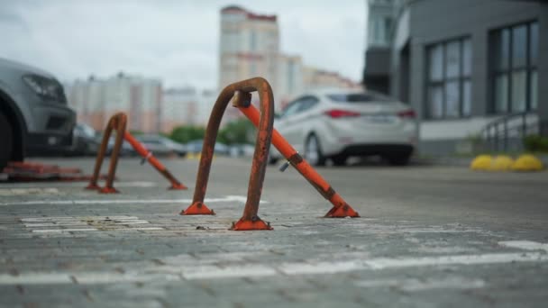 Paar parkt auf Parkplatz gegen Auto und Gebäude — Stockvideo