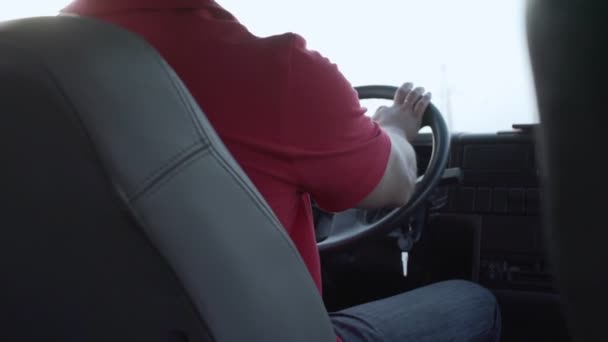 Homem de camisola vermelha dirige carro na estrada no verão — Vídeo de Stock