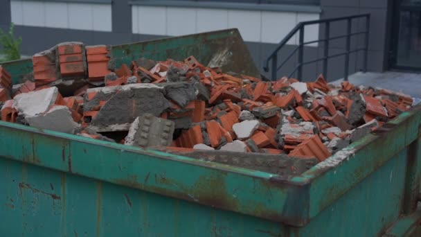 Montón de escombros de ladrillo con restos de hormigón en contenedor — Vídeos de Stock