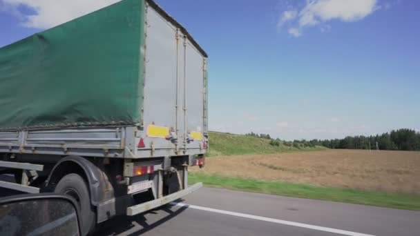 Samochód ciężarowy z długą podwójną przyczepą jazdy po asfaltowej drodze — Wideo stockowe