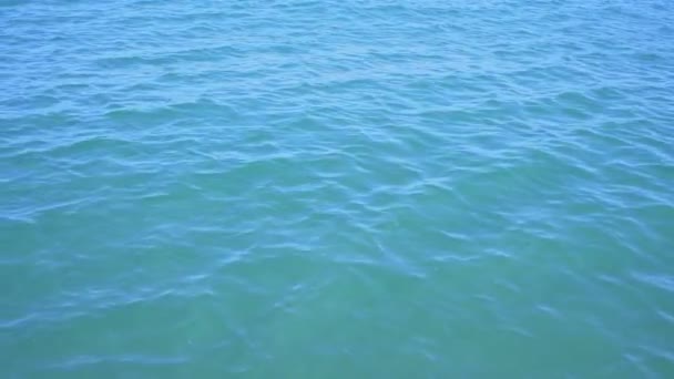 Tropická modrá mořská voda s malými vlnami a odrazy — Stock video