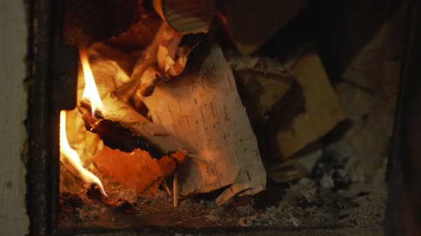 Κίτρινο και πορτοκαλί φλόγα καίει σε φύλλα χαρτιού στο φούρνο — Αρχείο Βίντεο