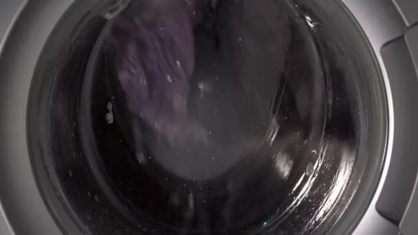 Piszkos ruhák forognak a mosógépben porhabbal — Stock videók
