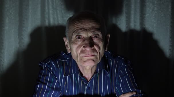 退休老人看着窗帘上笔直的阴影 — 图库视频影像