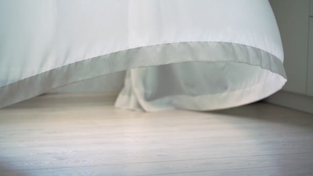 Viento ligero sopla y balancea cortinas blancas fondo en la habitación — Vídeos de Stock