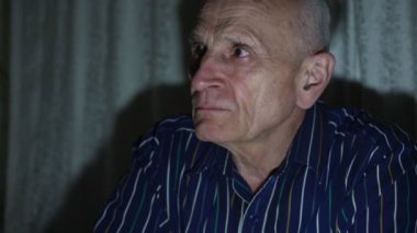 Kırışıklıkları olan korkutucu son sınıf öğrencisi başını çevirir ve düz görünür.