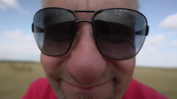 Rigtig sjov voksen mand ansigt forvrænget med vidvinkel kamera visning – Stock-video