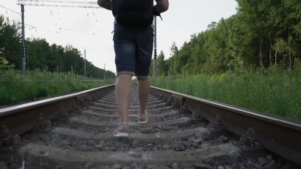 リュックを持った男はゆっくりと鉄道の近くに行き — ストック動画