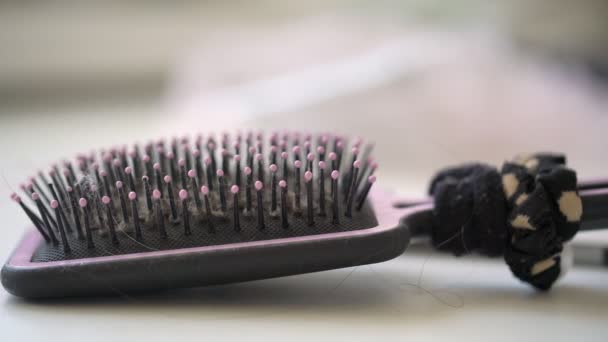 Žena ruka vezme špinavý kartáč na vlasy detailní up — Stock video