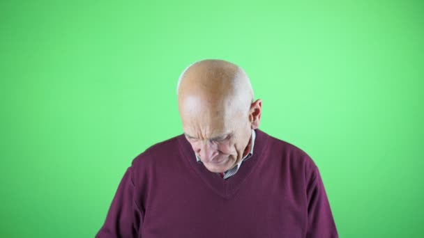 Retrato crudo a gran escala del anciano con gafas y mirando a la cámara — Vídeos de Stock