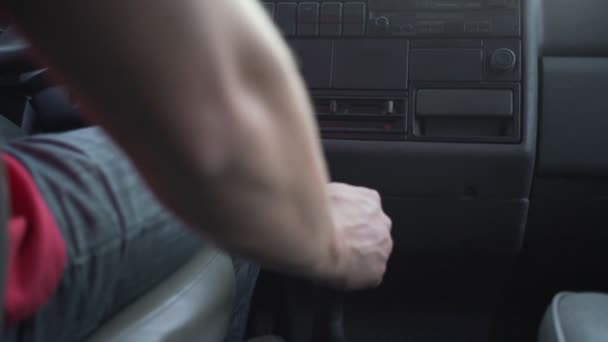 Homem de jeans monta engrenagem de mudanças de caminhão e remove a mão da alavanca — Vídeo de Stock