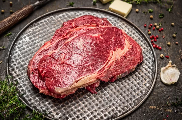 Ruwe ribeye biefstuk — Stockfoto