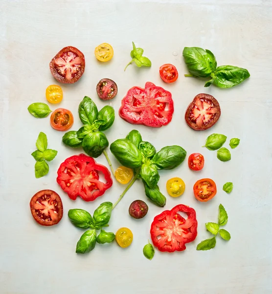 Tomatoes slices with basil leaves — Stock Photo, Image