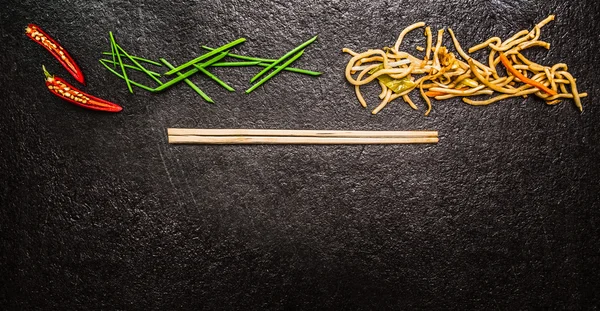 Mie Asia dengan sumpit — Stok Foto