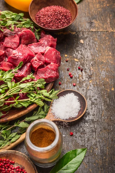 Rauw, ongekookt vlees — Stockfoto
