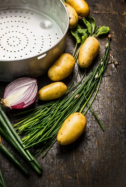 Приготування картоплі зі свіжими травами — стокове фото