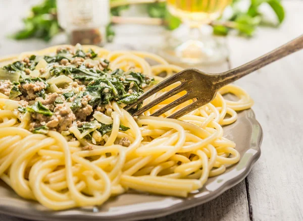 Спагетті зі шпинатом і фаршем — стокове фото