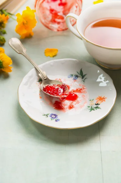 Desayuno té con plato de mermelada roja — Foto de Stock