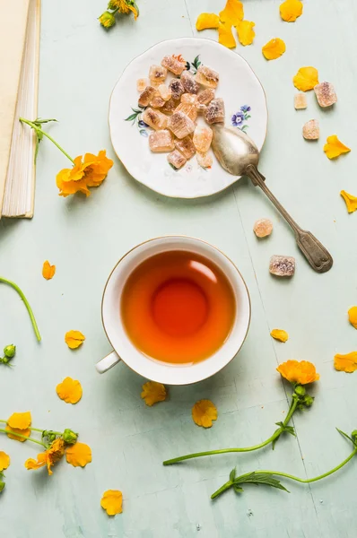 Kopp te med brun candi sugar — Stockfoto