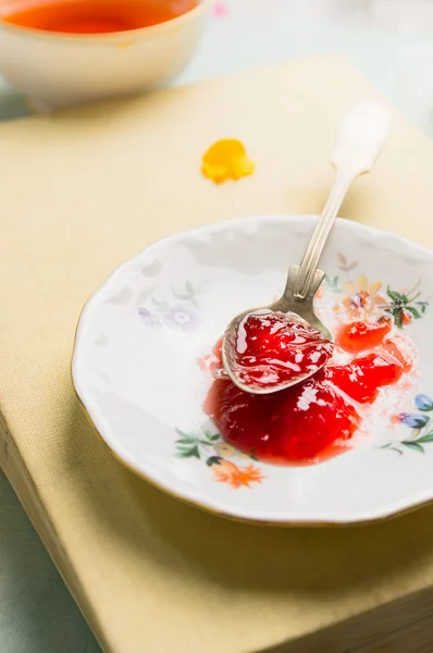 Marmellata rossa in cucchiaio d'annata — Foto Stock