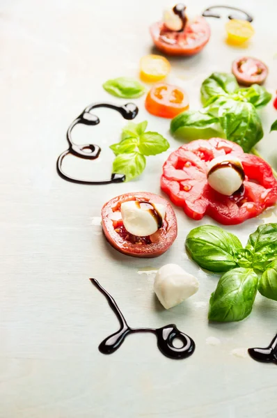 Tomater segmentet med mozzarella — Stockfoto