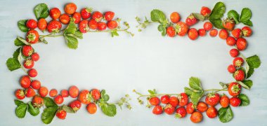 ahşap arka plan karede çilek