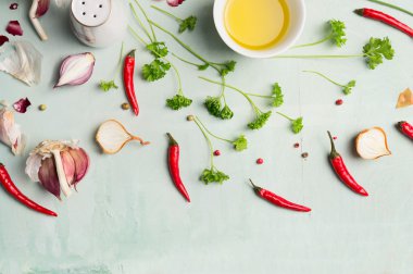 Otlar ve baharatlar yemek pişirmek için