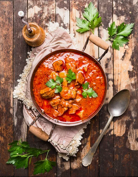 Goulash ou ensopado em vaso vintage — Fotografia de Stock