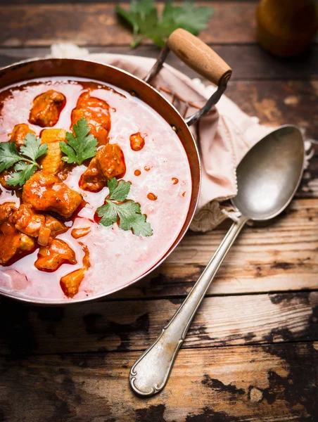 Goulash ou ensopado em vaso vintage — Fotografia de Stock