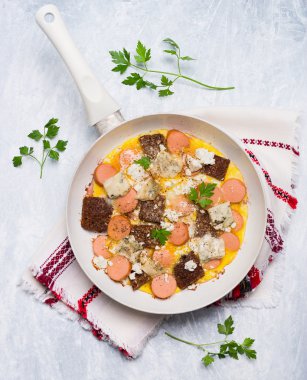 Bir kızartma tavada ev yapımı omlet