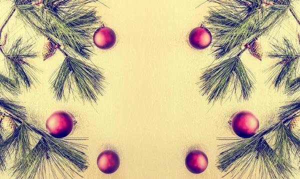 Navidad adornos deco y ramas de abeto —  Fotos de Stock