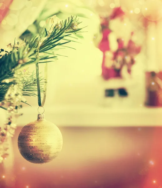 Золотая рождественская безделушка — стоковое фото