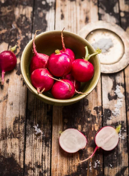 Fresh organic radishes — Stock Photo, Image