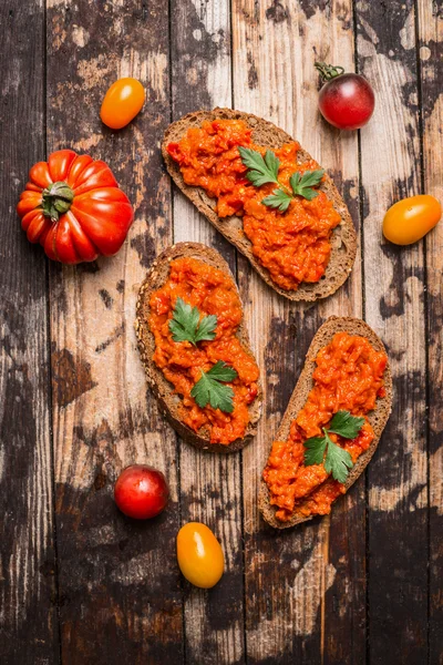 Bread with mashed tomatoes — Stock Photo, Image