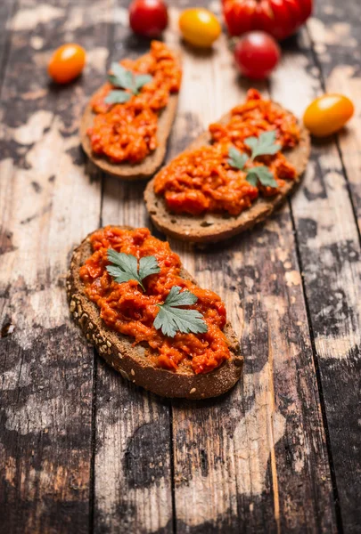 Bread with mashed tomatoes — Stock Photo, Image