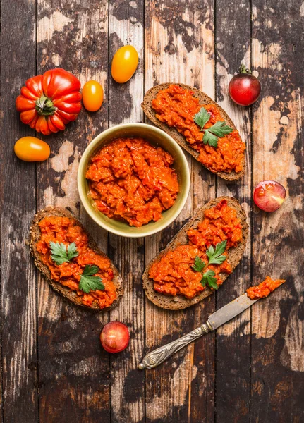 Pan con puré de tomates —  Fotos de Stock