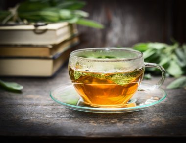 Cam bardak adaçayı çay