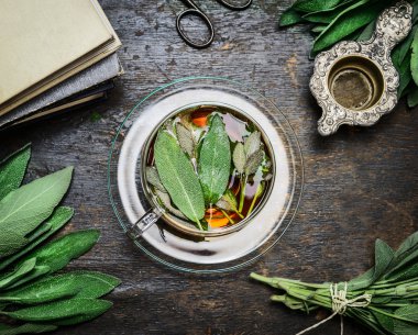 Cam bardak adaçayı çay