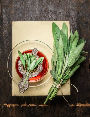 Bitki adaçayı çayı fincan