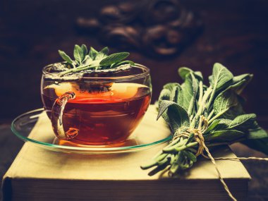 Bitkisel çay adaçayı yapılan