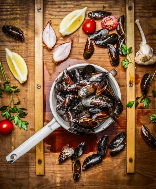 Eski kevgir içinde taze midye