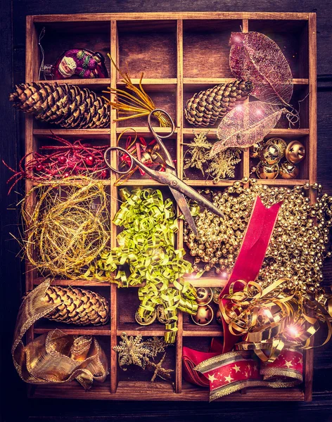 Decoraciones navideñas en una caja —  Fotos de Stock