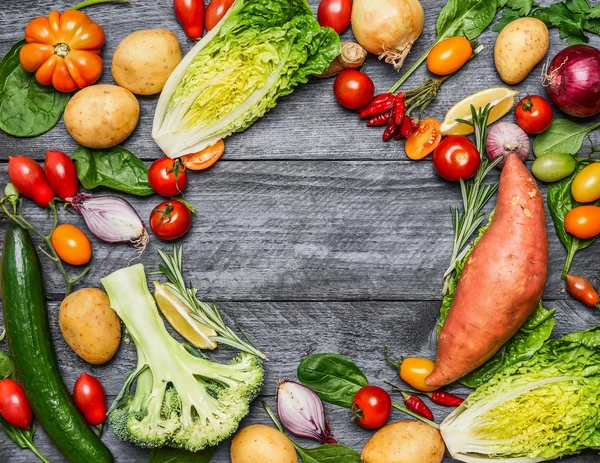 Красочные различные органические сельскохозяйственные овощи — стоковое фото