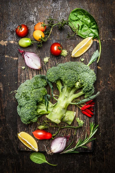 Brócolos e produtos hortícolas frescos — Fotografia de Stock