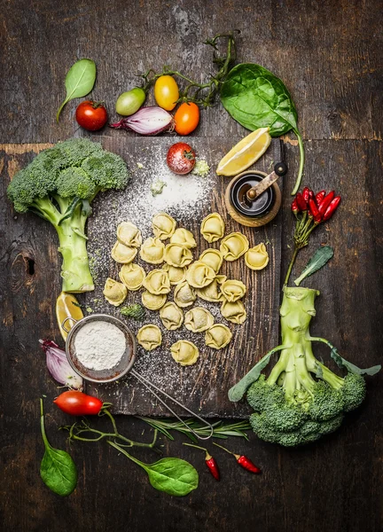 Hausgemachte Tortellini mit Gemüse — Stockfoto