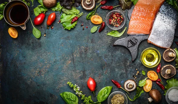 Сырое филе лосося с ингредиентами — стоковое фото