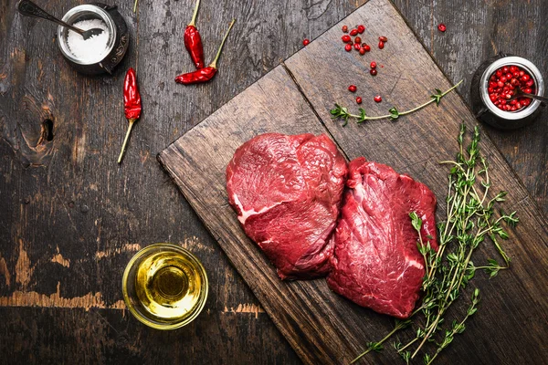 Steaks mit rohem Fleisch — Stockfoto